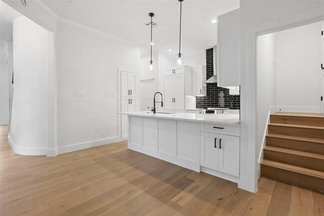 Building Photo - 4231 Westlake Dr