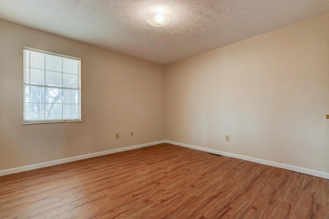 Building Photo - Knoxville 37919 - 3 bedroom, 2 bath home with a bright sunroom - Contact Ray Gaudet RAYGAUDET@OUT...