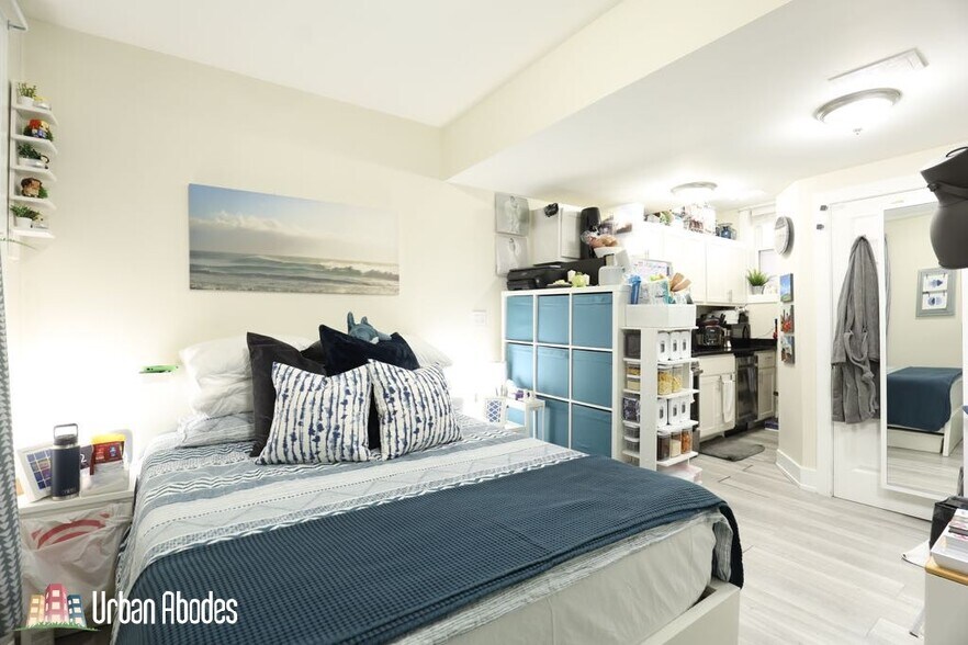 Building Photo - 644 W Roscoe St