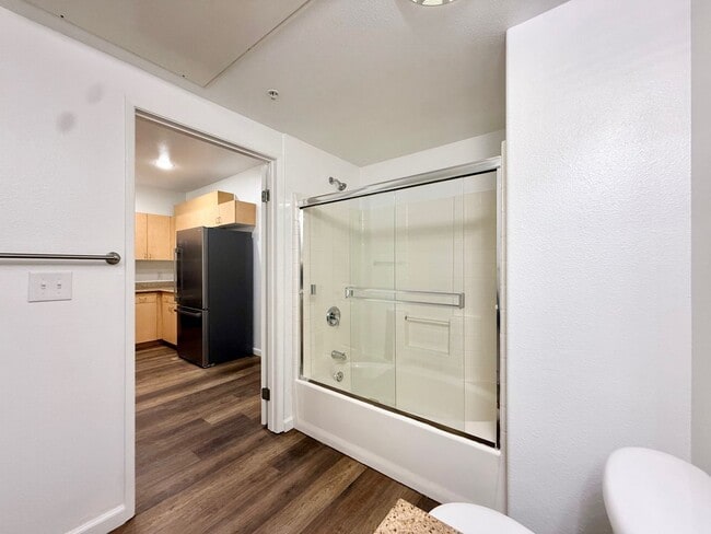 Building Photo - Beautiful One Bedroom Condo in the " Piazza Palermo." building! Pet considered!!