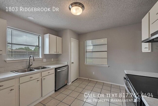 Building Photo - 1803 Ridgebrook Dr