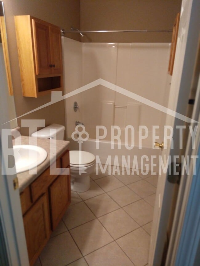 Building Photo - 3 Bedroom 2 Car Garage Duplex in Branson