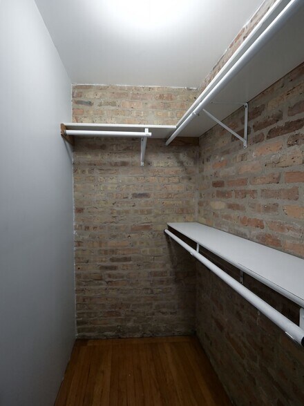 Building Photo - 2849 W Belmont Ave