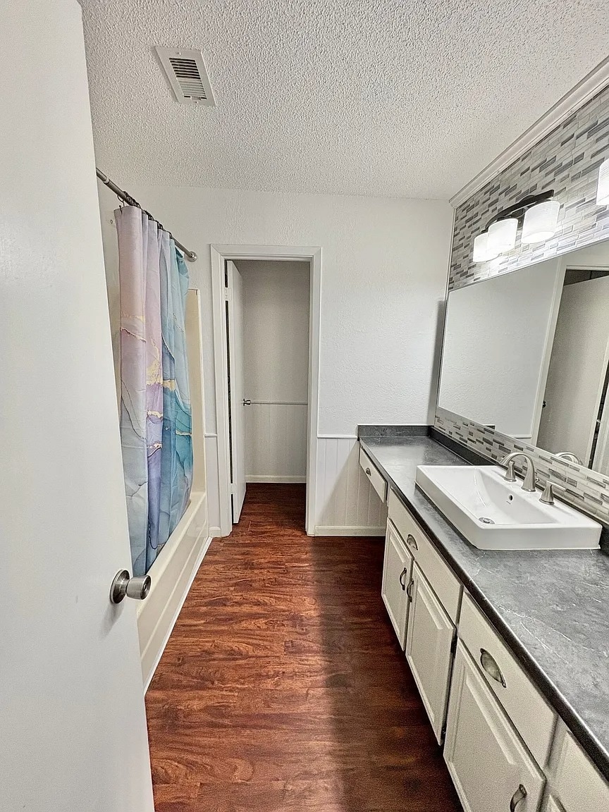 Master bathrppm - 1611 Somerset Dr