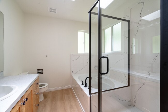 Building Photo - Beautiful Remodeled Home In Great Clinton Area