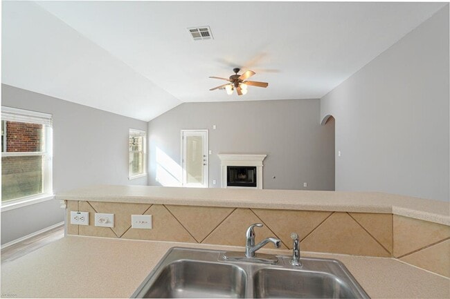 Building Photo - 249 Ashwood N