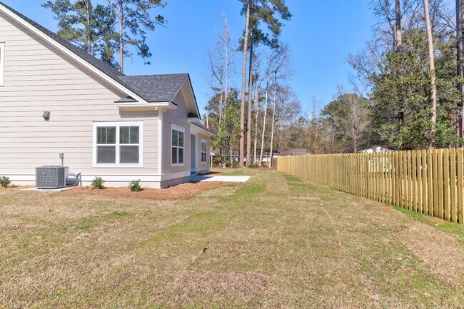 Building Photo - 204 Pineland Dr