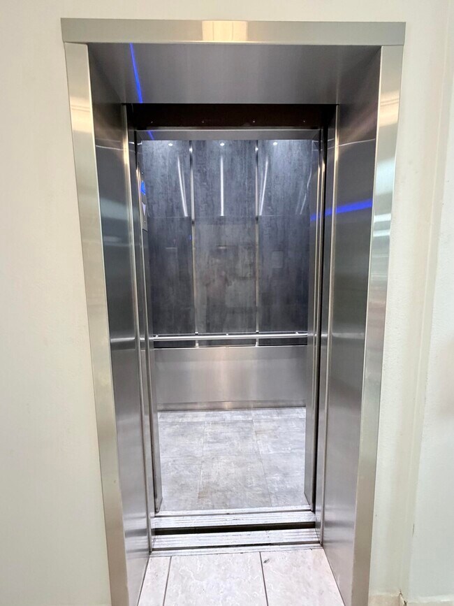 Building Photo - 1000 NE 14th Ave