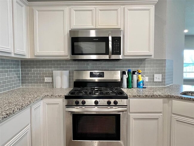 Building Photo - 13800 Cantarra Dr