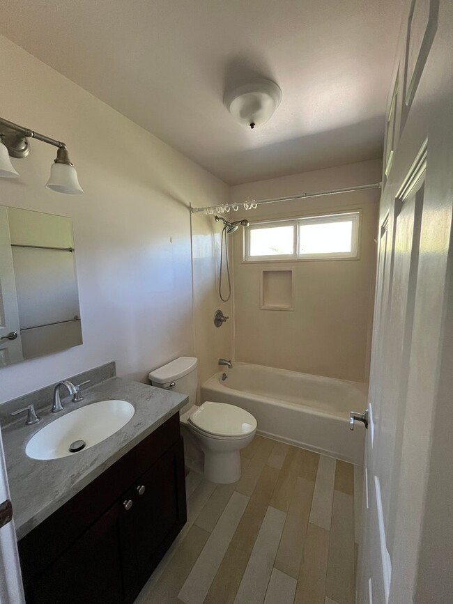 Building Photo - Aina Haina Area - 3 bedroom, 2.5 bath Hous...