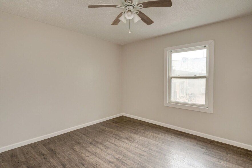 Building Photo - 566 Russell St