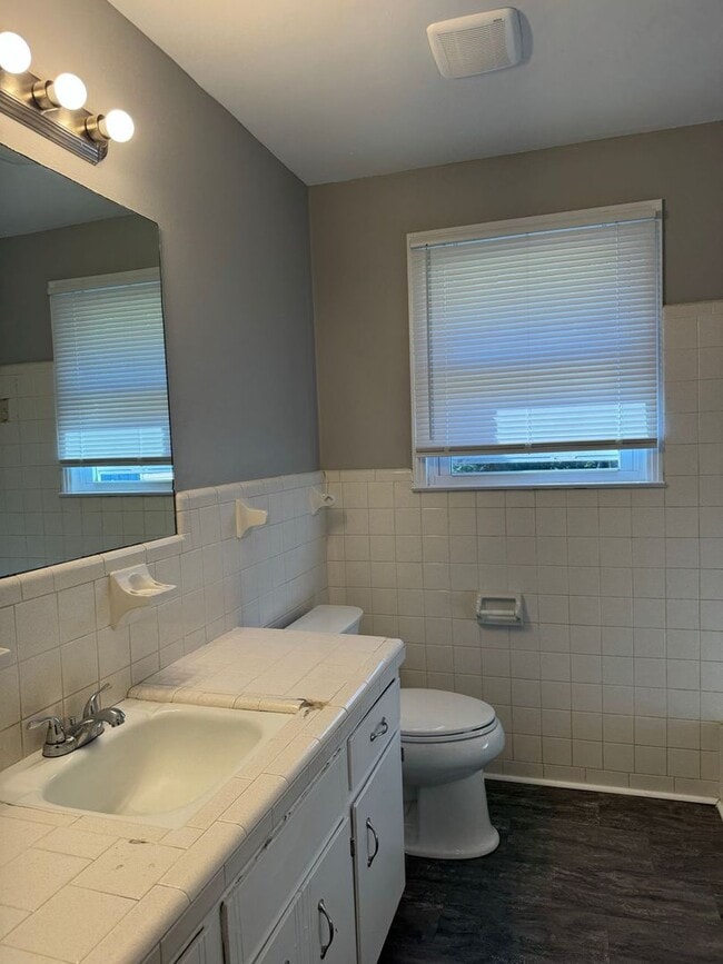 Building Photo - 3 Bedroom/1 Bath near shopping off Wilma R...