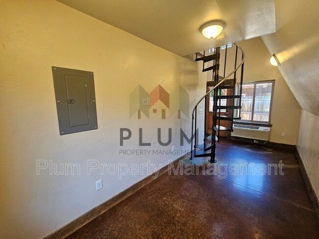 Building Photo - 213 Sommers St