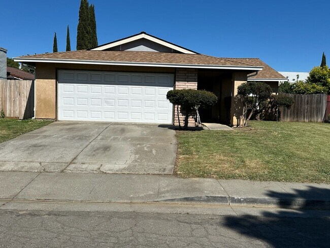 Primary Photo - Beautiful 4-bedroom home close to schools ...