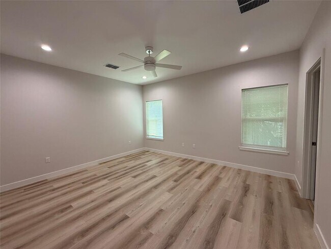 Building Photo - 817 5th