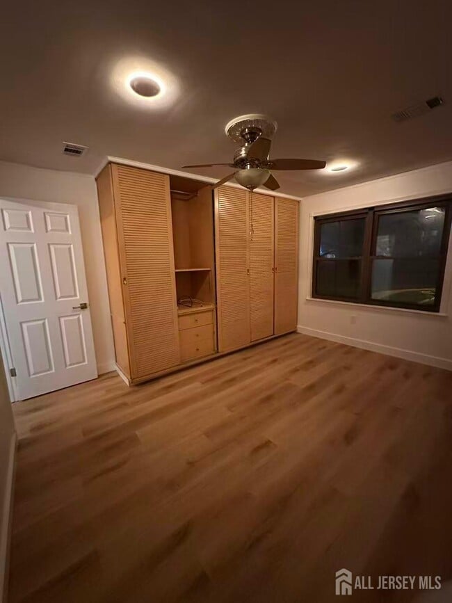 Building Photo - 405 N Oaks Blvd