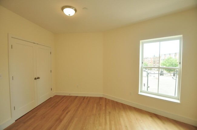 Building Photo - 885 Beacon St