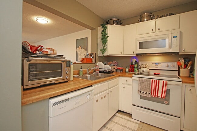 Building Photo - Your Chill JMU Spot—Awesome 2-Bed, 2-Bath Condo Close to Campus!