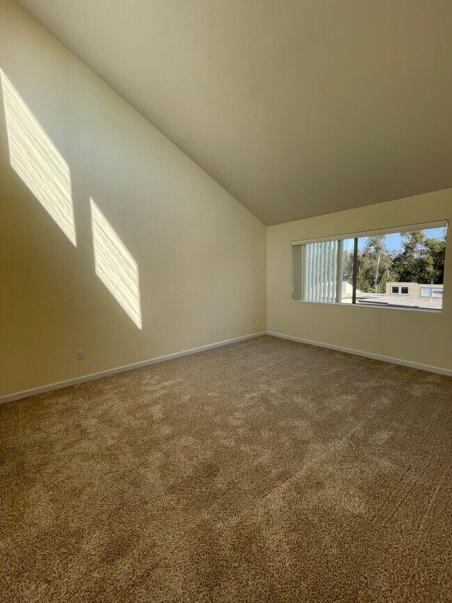 Building Photo - Terrific 3Br/2.5Ba Townhome in Scripp Ranch