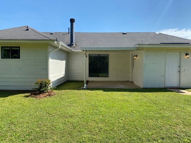 Building Photo - Charming 3-Bedroom Brick Home with Modern ...