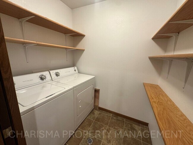 Building Photo - Spacious & Convenient Walk-In Level Townhome in Brandon - 2 BD 1 BA unit!