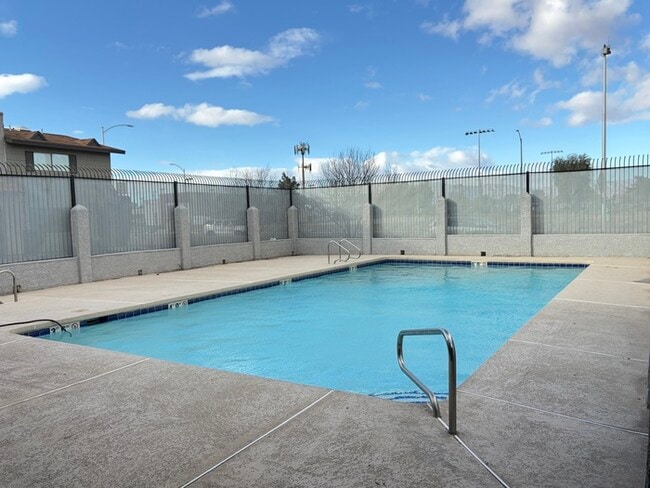 Building Photo - Carry Over Showing: This property has been shown before and will be rented to the first most qual...