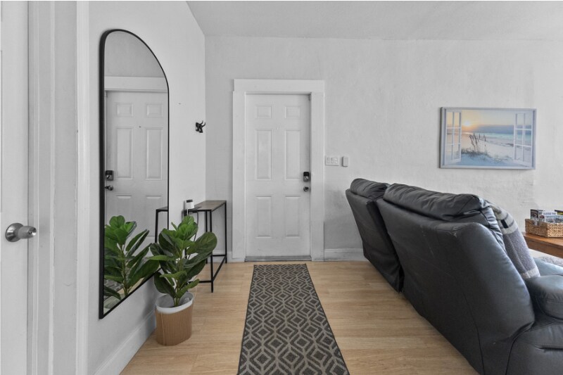 Building Photo - 3421 Pinewood Ave