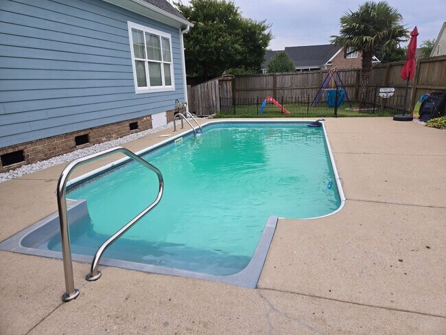 Building Photo - Well-Maintained 4 Bed 2.5 Bath Home with a Pool