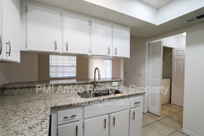 Building Photo - 3253 Bloomingdale Villas Ct