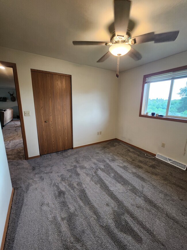 Building Photo - Townhouse (2 bdrm w/ 2.5 car garage, yard,...