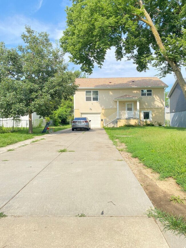 Building Photo - Stunning 5 bedroom, 2 bathroom house!