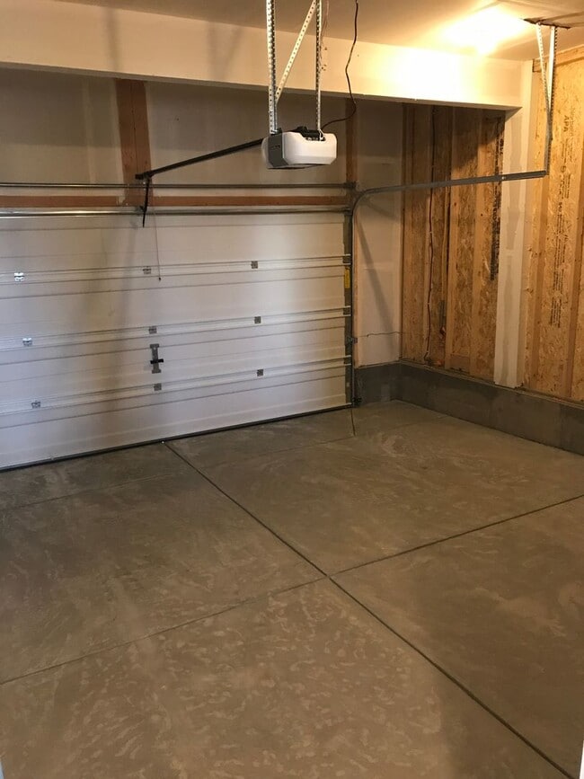 Building Photo - 3 bedroom 2 1/2 bathroom house in Commerce...