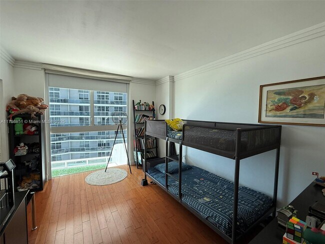 Building Photo - 1800 N Bayshore Dr