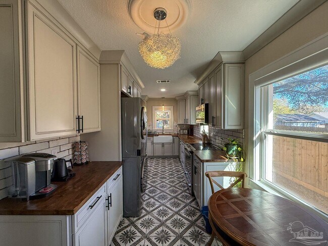 Building Photo - 224 N M St