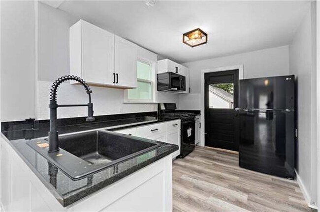 Building Photo - Charming 3 Bed, 3 Bath Bungalow in Independence!