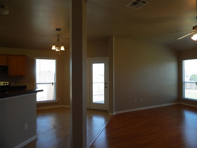Building Photo - 601 Cattail Cir