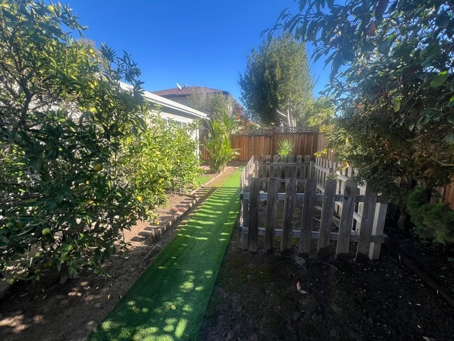 Building Photo - Beautiful 4 bed 2 bath home in San Jose with AC. Must See!