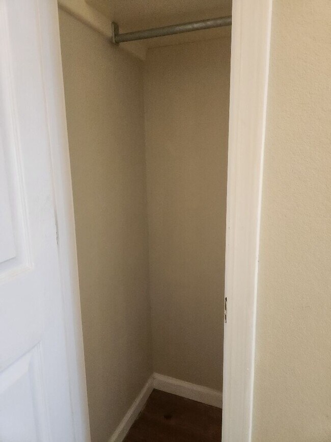 Building Photo - 2/2 Lower Unit Condo