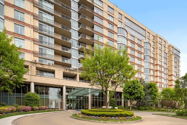 Building Photo - 8100 River Rd