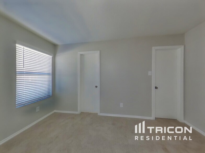 Building Photo - 814 Lightningbug Ln