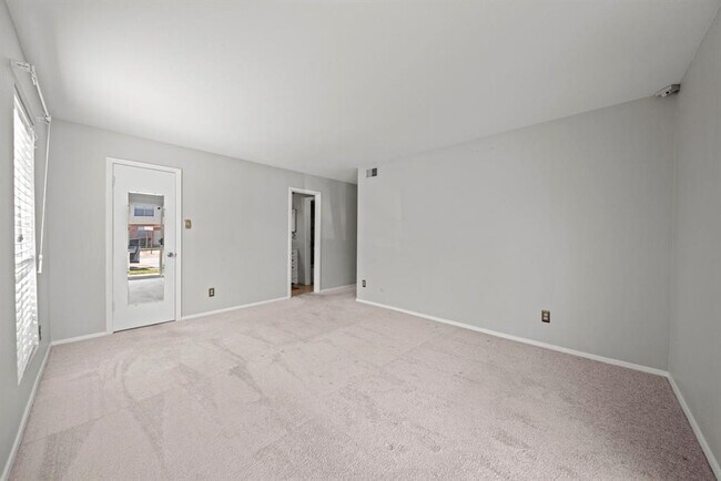 Building Photo - 14555 Wunderlich Dr