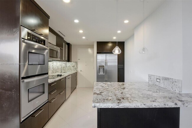 Building Photo - 5055 Collins Ave