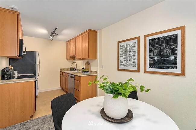 Building Photo - 2bd/1ba Seattle Condo