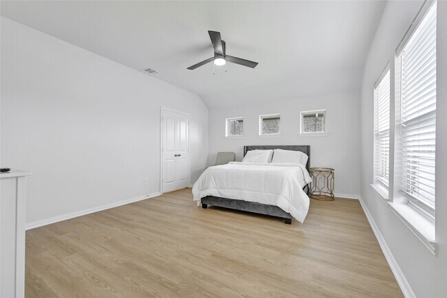 Building Photo - 562 Long Beach Bay Dr