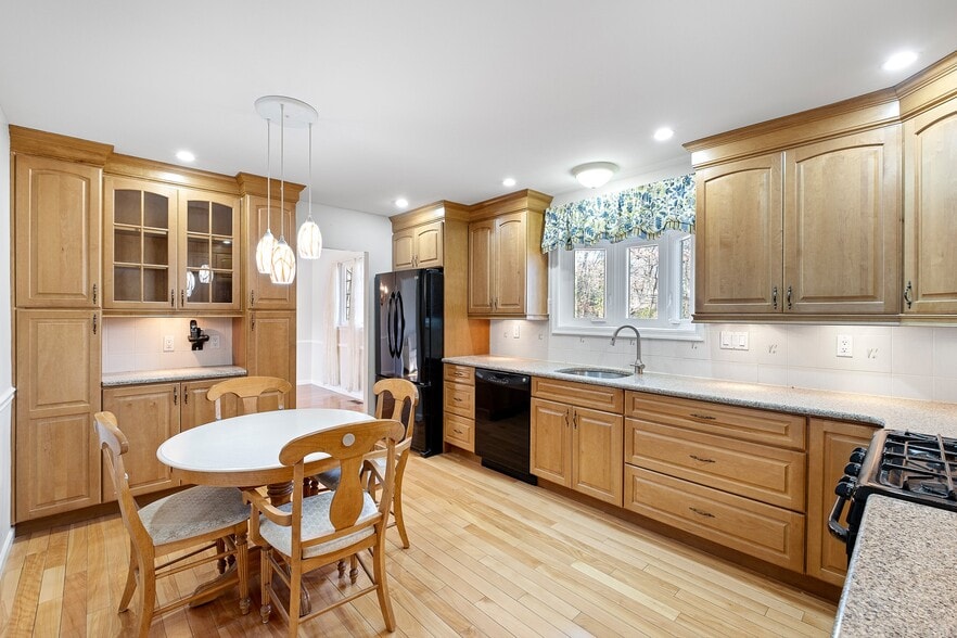 Kitchen - 2409 Sweetbriar Rd