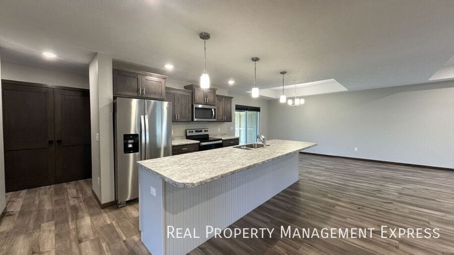 Building Photo - 3 Bed 2 Bath Townhome w/ Double Garage in Southeast SF