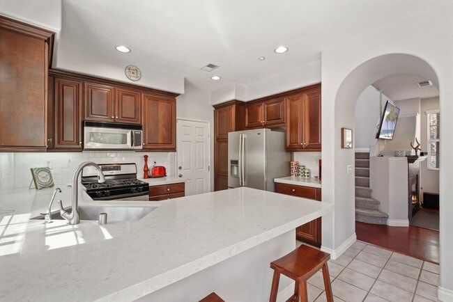 Building Photo - 3 BED 2.5 BATH in Crescent Court