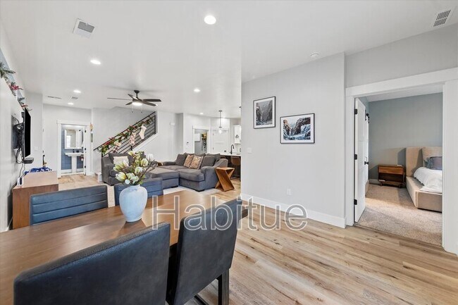 Building Photo - 917 E Bissett St