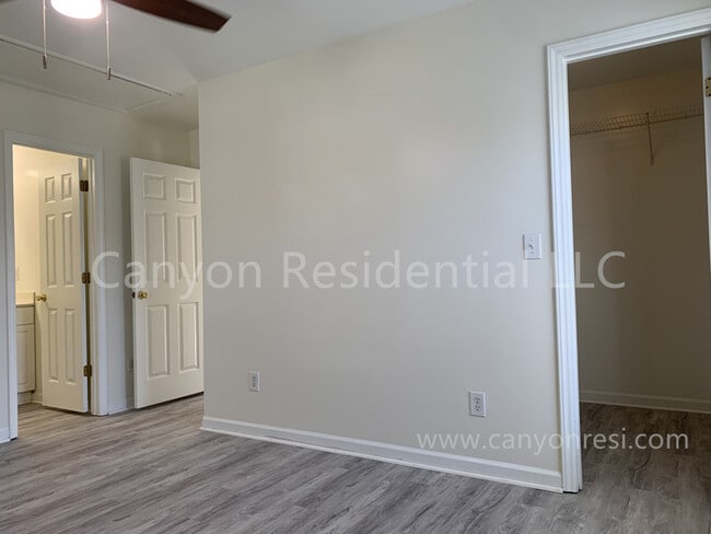 Building Photo - Recently Renovated!! Beautiful 2 bedroom with den!!