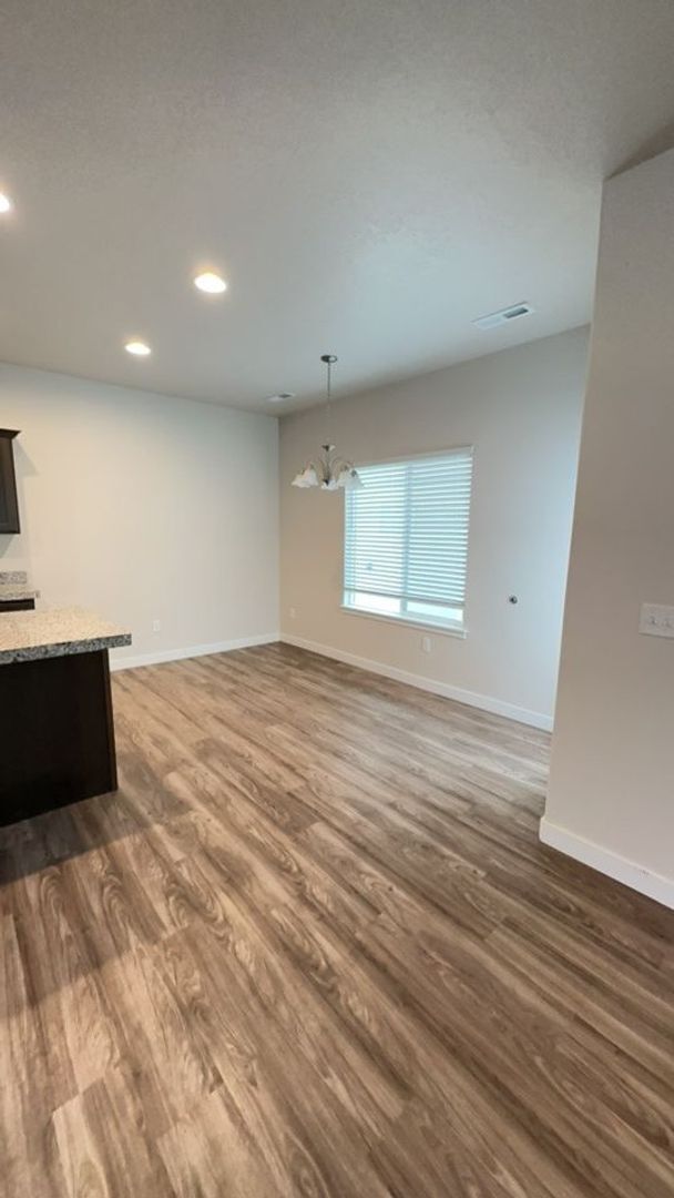 Building Photo - Lovely NSL Townhome - available this month!